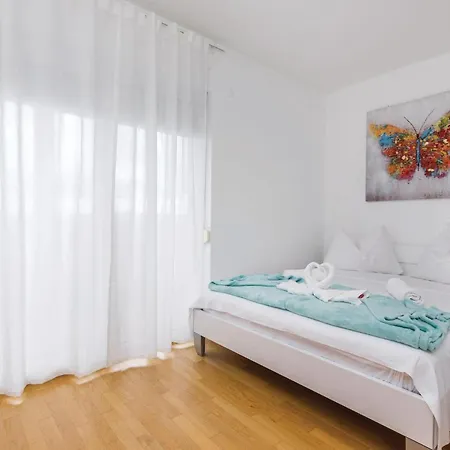 Cozy In With Kitchen Apartment
